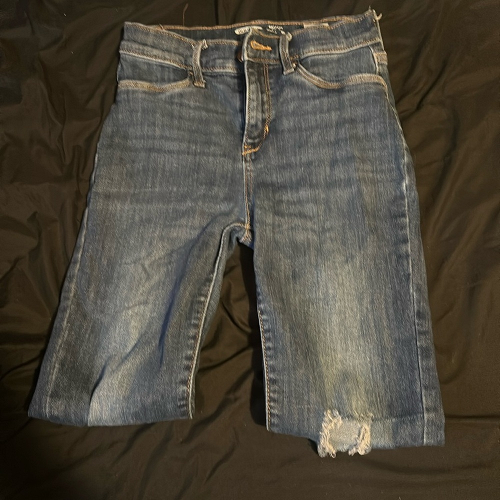 they have rips in the knees (but there supposed to it’s ripped jeans)